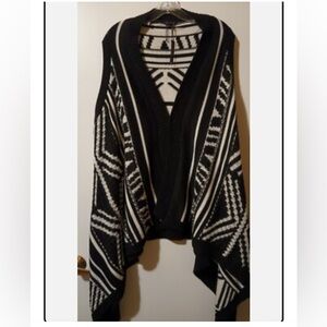EXPRESS Open Front Vest in Geometric Pattern Black/White.